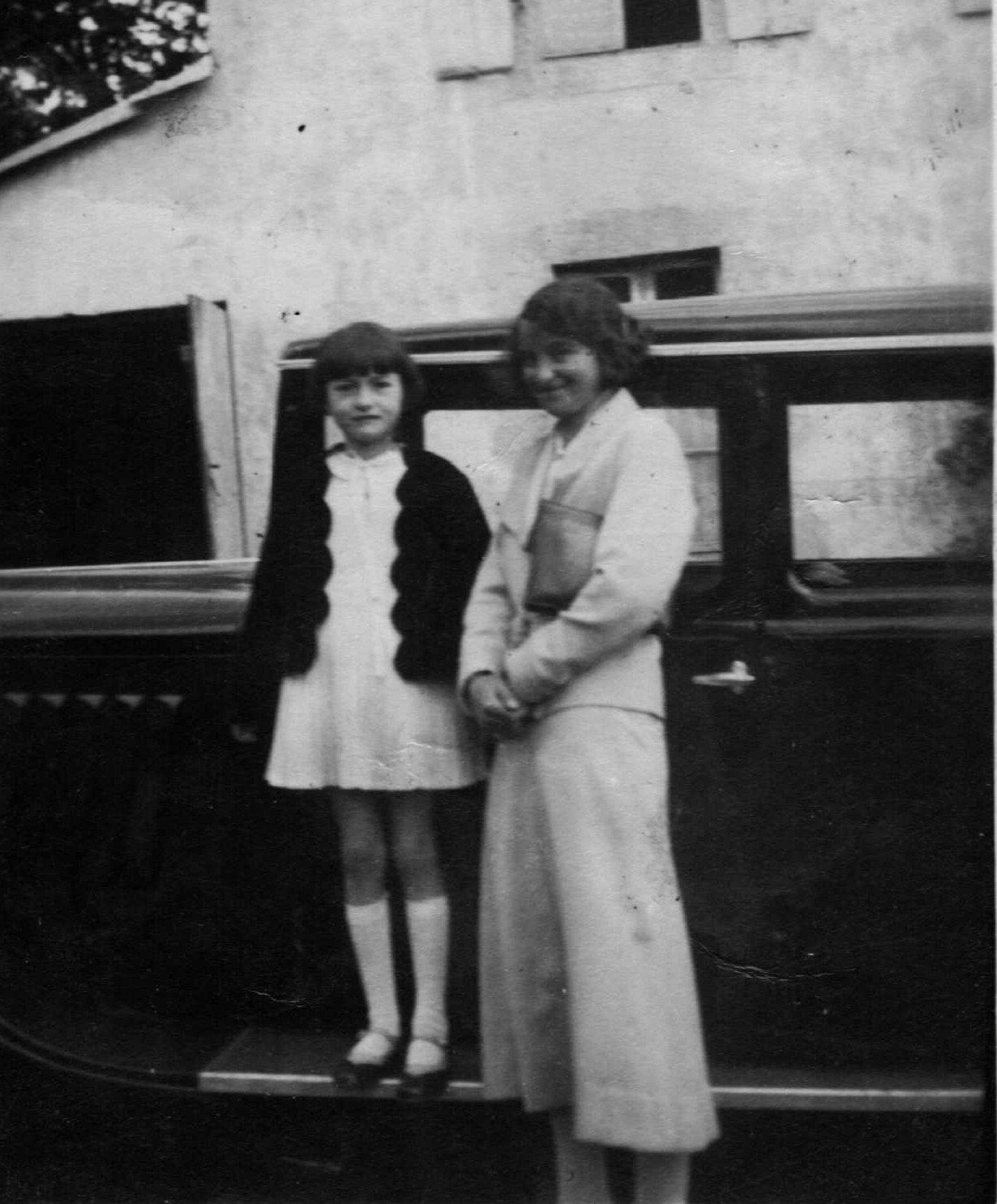 Marguerite et Yvette Berthélémé dans la Mathis à Kersalut