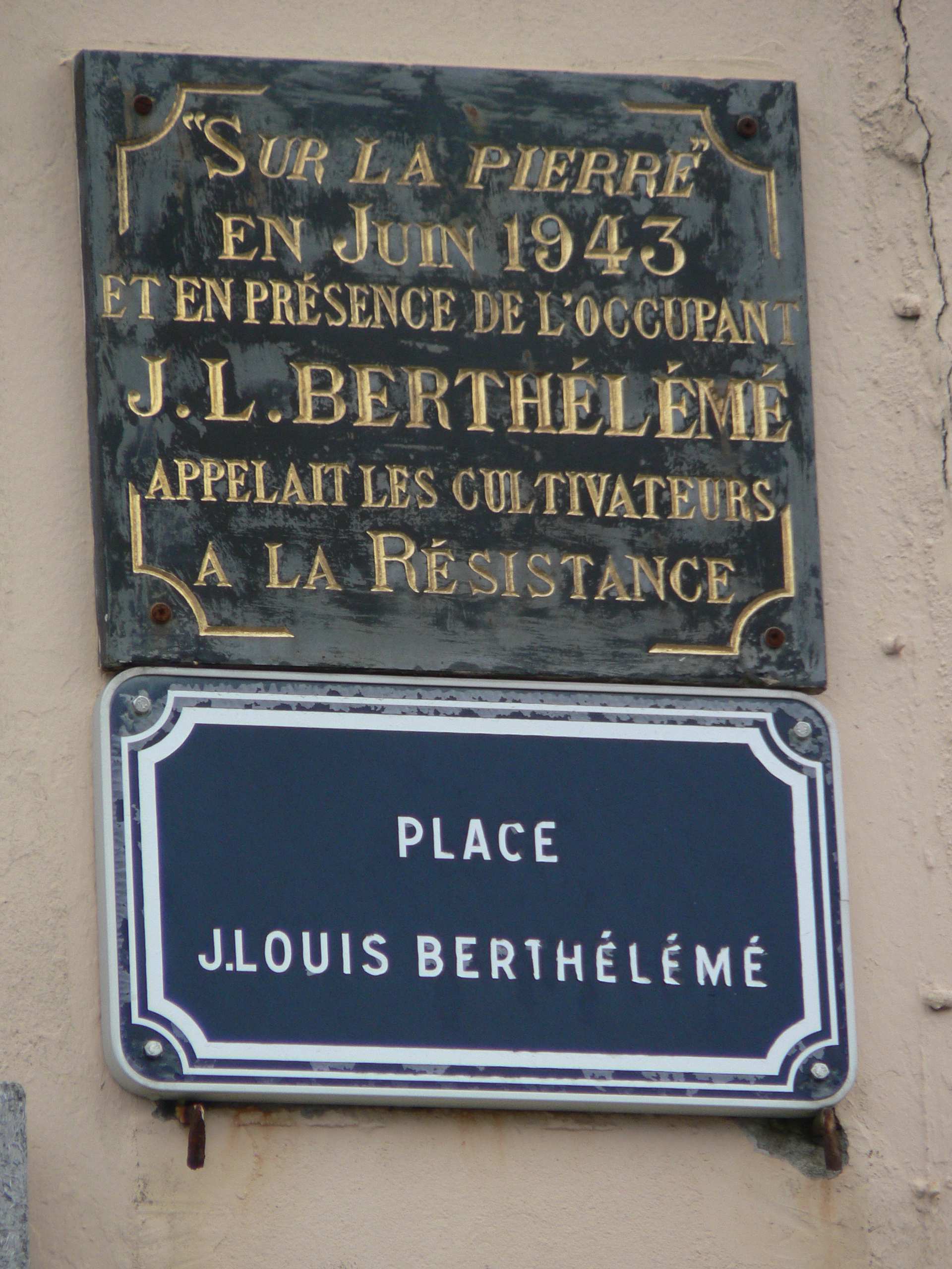 Plaque commémorative à Plonévez-du-Faou là où il interpellait la population